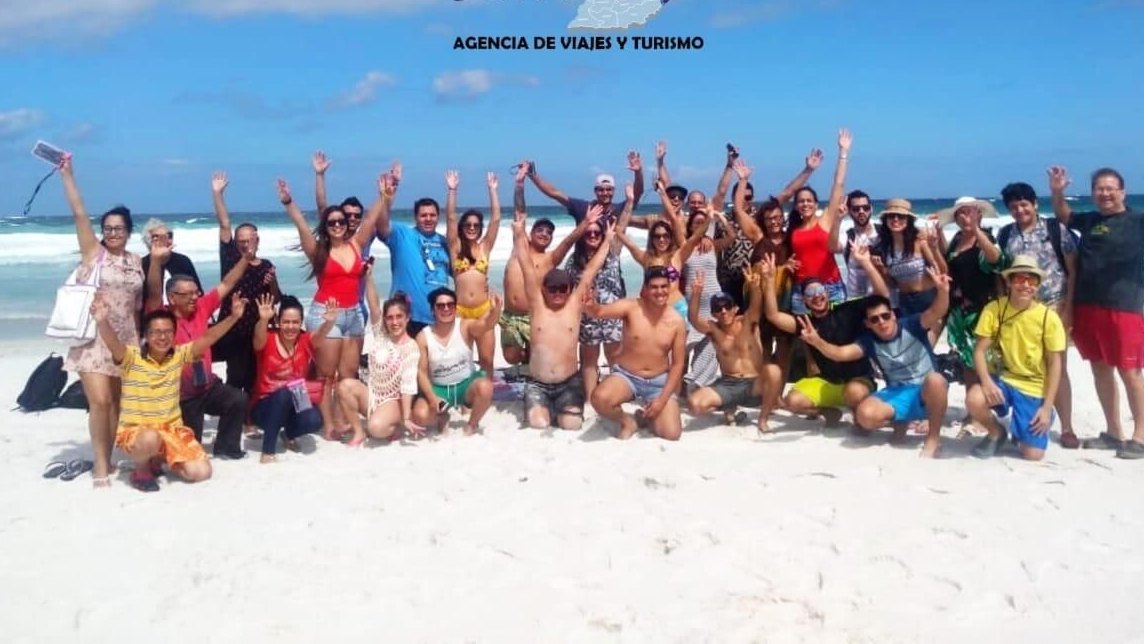 Grupo de viajeros de Jaha PY en la playa