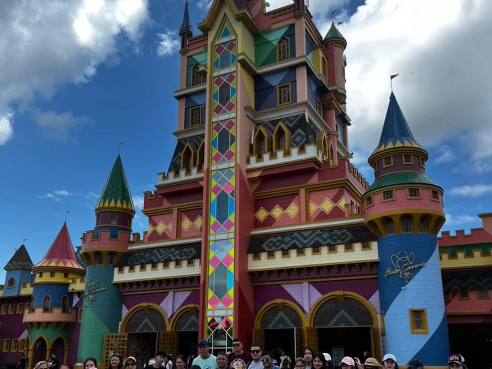 Grupo de Jaha PY en un parque temático de Brasil